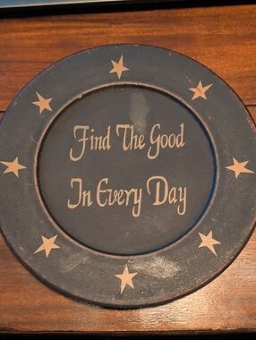 Decorative Wall Plate - "Find The Good In Every Day" - Navy & Tan Stars